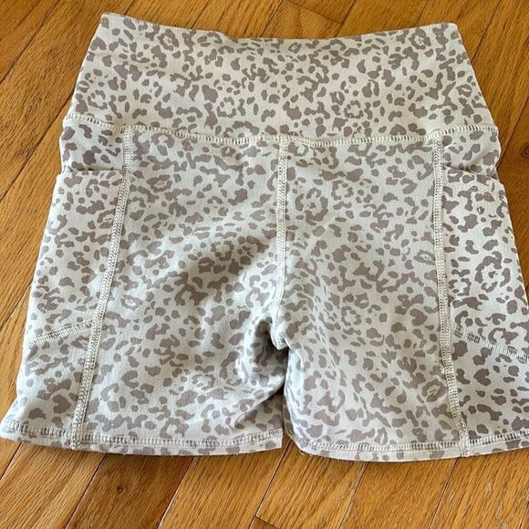 Evolution and Creation Women size small biker yoga shorts Cream tan pockets - Picture 2 of 6